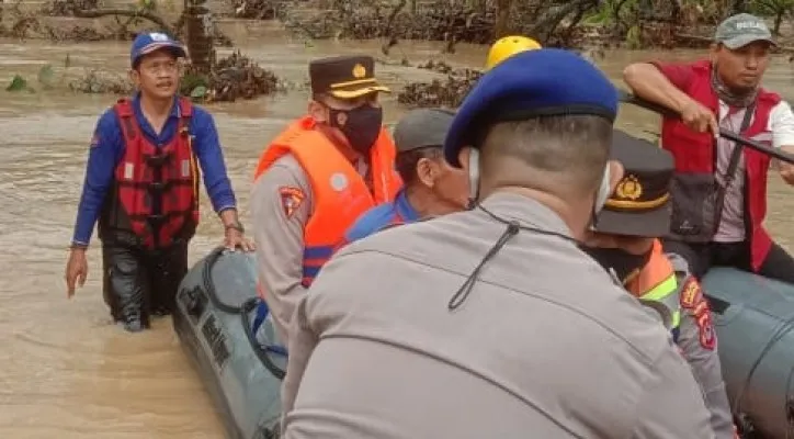 Petugas lakukan evakuasi warga Pandeglang yang terendam banjir (ist)