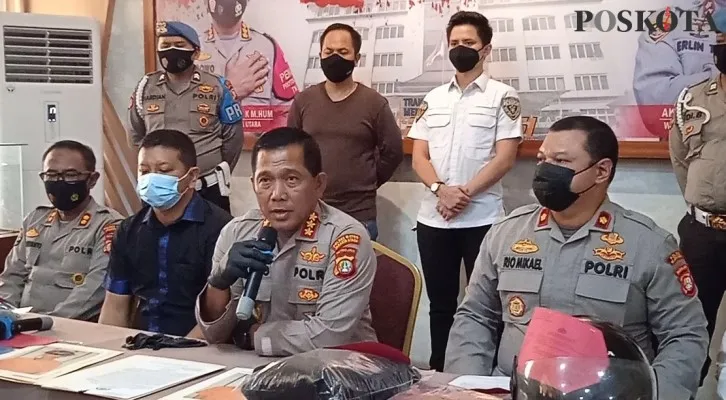 Kapolres Metro Jakarta Utara, Kombes Pol Wibowo saat menggelar rilis media kasus percobaan pembegalan terhadap petugas PPSU Kelapa Gading. (yono)