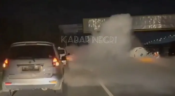 Kondsi truk yang terguling dan mengeluarkan gas yang terjadi di Jalan Tol Jakarta - Cikampek km 29.A arah gerbang tol Cikarang Barat  Kabupaten Bekasi. (Ist)