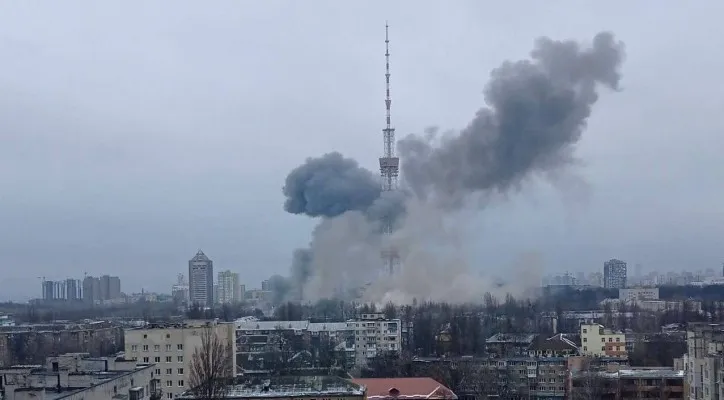 Serangan udara Rusia menghantam sebuah menara televisi di kota Kiev, Ukraina (Foto: Twitter/@kyivindependent)