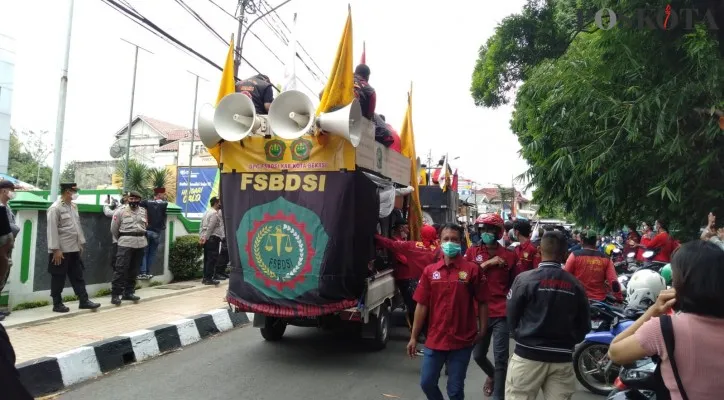 Massa aksi Aliansi Buruh Bekasi Melawan saat berdemonstrasi, Selasa (01/03/2022). (Foto: Poskota/IIhsan Fahmi)