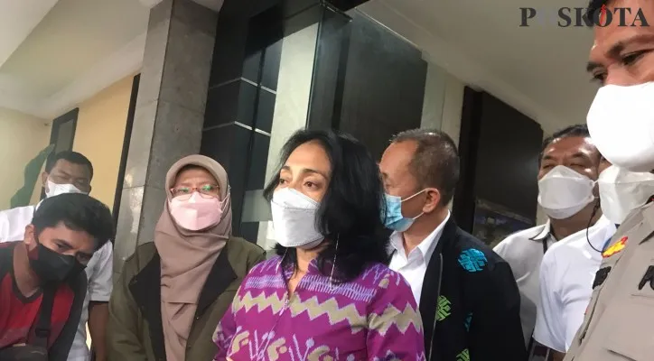 Menteri Pemberdayaan Perempuan dan Perlindungan Anak (PPPA), I Gusti Ayu Bintang Darmawati (baju ungu) didampingi Kapolres Metro Depok dalam kunjungan ke Mapolres Depok. (foto: Poskota/Angga Pahlevi)