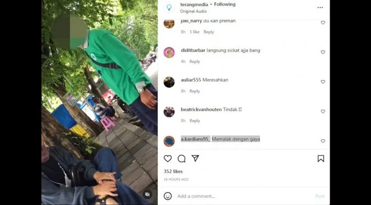 Seorang warga yang duduk di bangku tepi jalan diminta bayar parkir liar. (Foto/tangkapanlayar/Instagram)