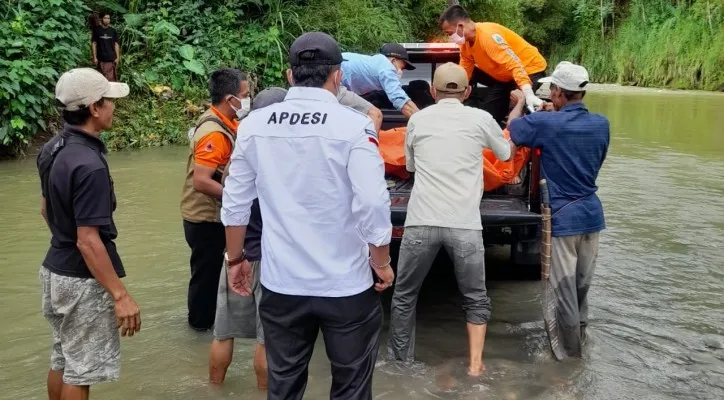 Petugas mengevakuasi mayat yang ditemukan tersangkut di bebatuan Sungai Cisimuet, Lebak. (Ist)