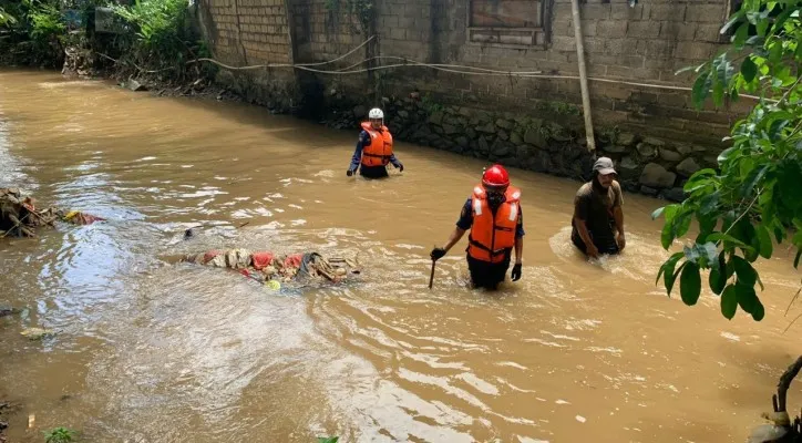 Petugas Sudin Gulkarmat Jakarta Timur melakukan pencarian pemuda diduga tercebur di aliran Kali Baru, Jakarta Timur, Rabu (2/3/2022) (Sudin Gulkarmat Jaktim)