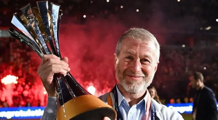 Roman Abramovich dikabarkan secara resmi akan menjual klub London Biru, Chelsea seharga 4 miliar poundsterling (Foto: Twitter/@Chelsbrasil)