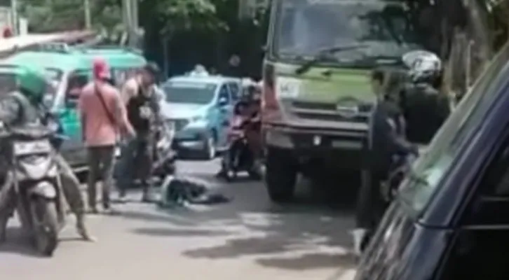 Viral , video amatir menampilkan seorang sopir truk dianiaya di Jalan Raya Bogor, Pasar Rebo, Jakarta Timur.  (Instagram/@merekamjakarta)