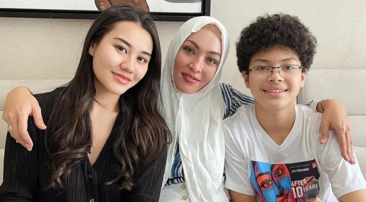 Angelina Sondakh bersama kedua buah hatinya, Aaliyah dan Keanu Massaid. (foto: instagram/@aaliyah.massaid)