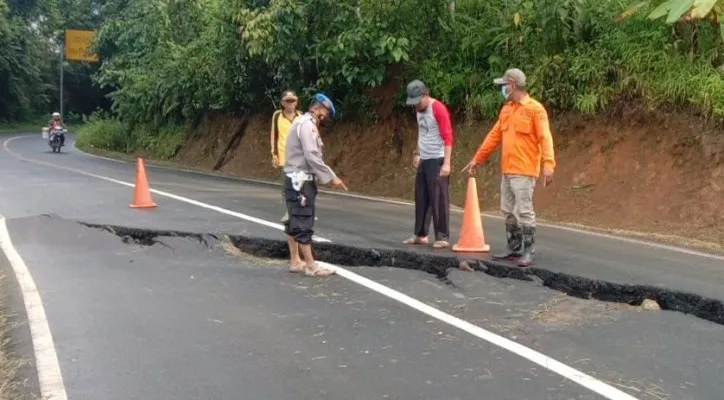 Jalan raya Bayah-Cikotok Ambles hingga 70 sentimeter (BPBD Lebak)