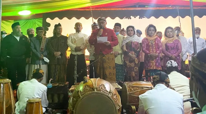 Pembacaan deklarasi Ganjar Pranowo menjadi calon presiden 2024 diikuti oleh para seniman tradisional dan para dalang wayang. (foto: ist)