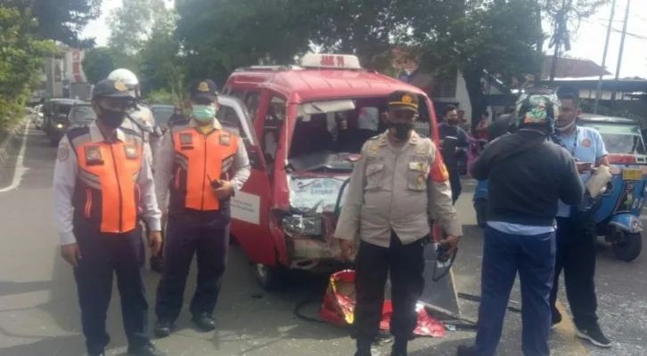 Terjadi kecelakaan lalu lintas yang melibatkan mobil pemadam kebakaran, angkutan kota (angkot), dan sepeda motor di perempatan dekat Jalan Alu-Alu, Rawamangun, Jakarta Timur, Minggu (6/3/2022) sekira pukul 08.45 WIB. (foto: ist)