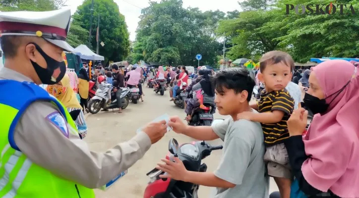 Anggota Polresta Tangerang saat membagikan masker. (Foto: Poskota/Veronica)