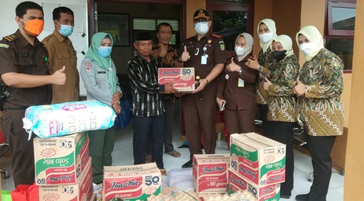 Kajari Serang Freddy D Simandjuntak menyerahkan bantuan untuk korban banjir yang diserahkan kepada Kades Barugbug. (ist)