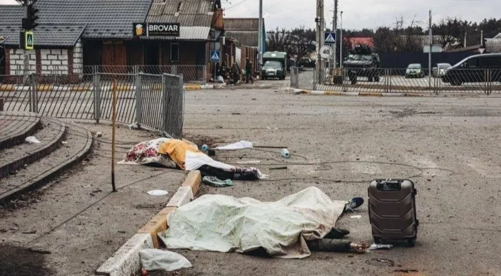 Foto keluarga yang tewas di Kota Irpin, dekat Kiev, Ukraina. Warga sipil yang jadi korban dalam perang Rusia Ukraina. (Foto: Twitter/@OleksaKorolchuk)