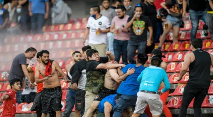 Suporter klub sepak bola Queretaro dan Atlas terlibat bentrokan pada pertandingan antar kedua tim di Liga Meksiko yang berlangsung di Stadion Corregidora di Queretaro Meksiko pada 5 Maret 2022.