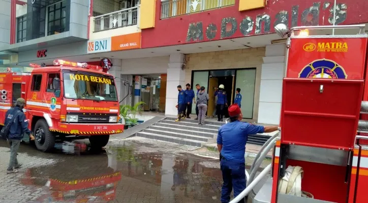 Petugas Damkar Kota Bekasi saat memadamkan api di Lantai dasar ruko MC Donald, Grand Mall Bekasi. Selasa (08/03/2022). (ist)