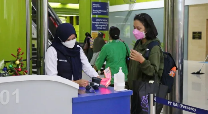 Penumpang Kereta Api di stasiun. (foto: ist)