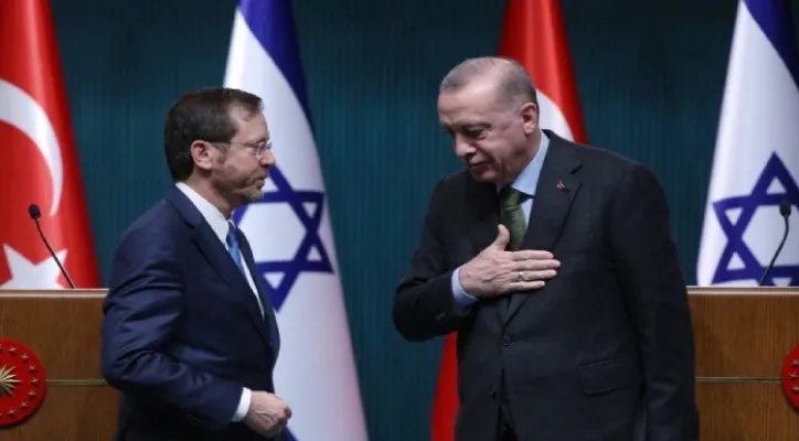 Presiden Israel Isaac Herzog dan Presiden Turki Recep Tayyip Erdogan.