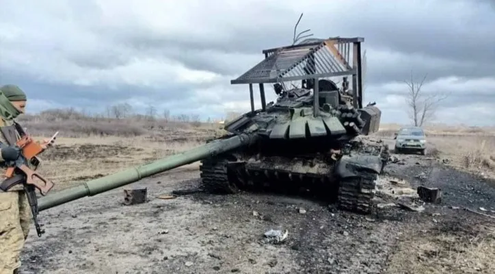 Gambar sebuah tank milik Rusia yang telah hancur dalam invasi ke Ukraina. (Foto: Twitter/@WarintheFuture)