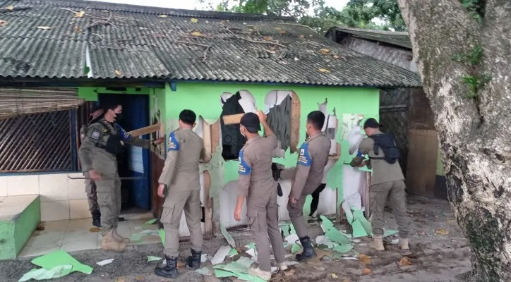 Pembongkaran warung remang-remang di Pantai Pulo Manuk, Bayah, Lebak, Banten.  (Foto: Dok. Satpol PP Lebak)