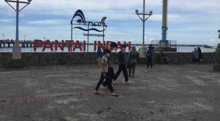 Kawasan Ancol sepi pengunjung di akhir pekan, saat PPKM Level 2. (foto: poskota/ ivan)