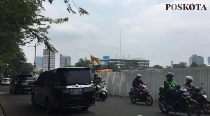 Suasana Jalan Raya Fatmawati, Jaksel, pohon sudah ditebangi, menurut warga menjadi panas. (foto: adji)