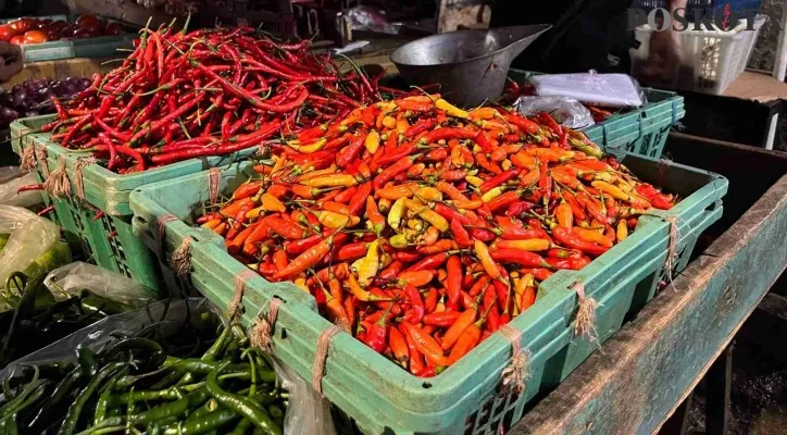 Harga cabai rawit merah di Pasar Kebayoran Lama tembus Rp80 ribu/ Kilogram. (foto: poskota/ cr05)