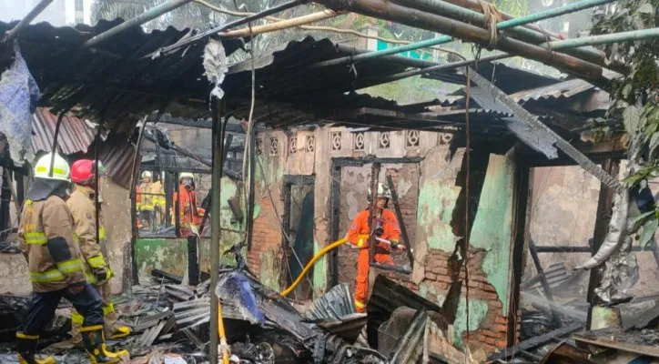 Kebakaran yang menghanguskan tiga rumah kontrakan di Jalan Karet Pasar Baru Timur, Karet Tengsin, Tanah Abang, Jakarta Pusat disebabkan oleh korsleting listrik. (ist)