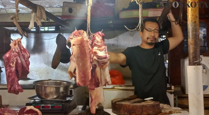 Pedagang daging di pasar Tomang Barat, Grogol Petamburan, Jakarta Barat. (foto: poskota/pandi)