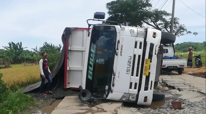 Sebuah truk tronton terguling di Jalan Beyeh-Simpang. (ist)