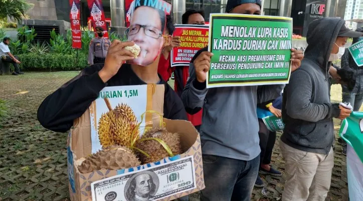 Kelompok massa mengatasnamakan Aliansi Gerakan Amankan Muhaimin Iskandar (AGAMIS) kembali menggelar aksi pawai "Menolak Lupa Kasus Kardus Duren Cak Imin" di depan Gedung KPK, Setiabudi, Jakarta Selatan, Senin, 14 Maret 2022. (foto: ist)