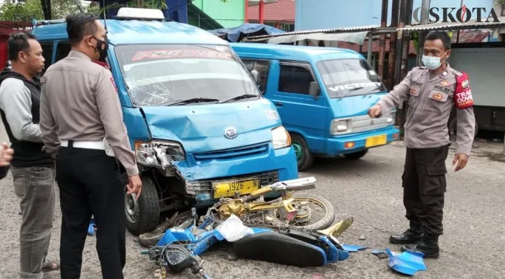 Kanit Lantas Polsek Citeureup, AKP Budi Santoso lakukan olah TKP. (foto: poskota/billy adhiyaksa)