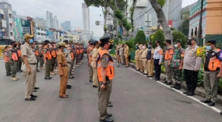 Seiring melandainya Covid-19, aktivitas Pasar Tanah Abang kini mulai meningkat, penjagaan pun diperketat. Tampak, apel petugas Tiga Pilar untuk menjaga lokasi tersebut. (foto: *ist)