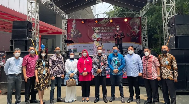 Wali Kota Jakarta Selatan, Munjirin, CEO Regional 2 bank bjb, Beni Harjono dan Pemimpin Cabang Kebayoran Baru bank bjb Bernard Respati di sela acara Festival Kuliner Minangkabau. (ist)