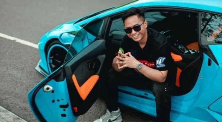 Doni Salmanan bersama Mobil Mewah Porshenya.(Sumber: @donisalmanan/ instagram)