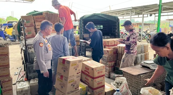 Kapolsek  Cikarang Barat Kompol Teddy Hartanto melakukan sidak dan pemantauan ketersediaan minyak goreng. (Ist)