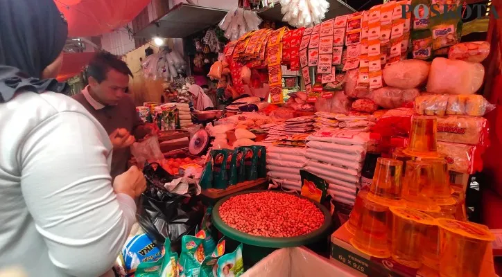 Pedagang dan pembeli sedang melakukan transaksi di Pasar Rangkasbitung. (foto: poskota/yusuf permana)