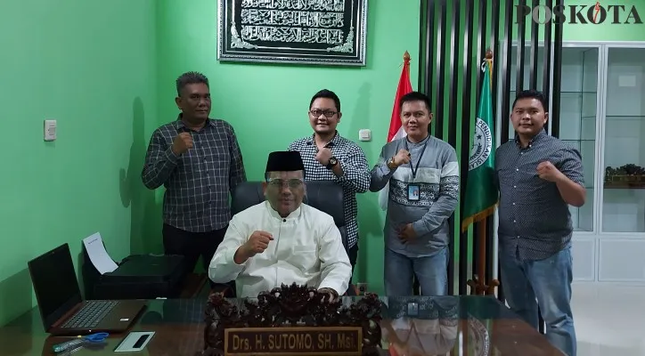 AKBP (Purn) Drs.H.Sutomo,M.Si nasabah korban penipuan Asuransi AIA bersama para tim kuasa hukum siap melaporkan Asuransi AIA ke ranah pidana (foto: poskota/angga)