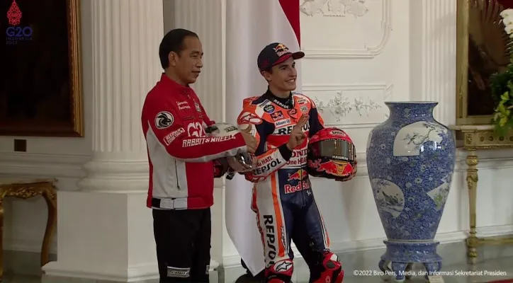 Presiden Jokowi dan Marc Marquez berfoto bersama. (Foto/Twitter/@nuicemedia)