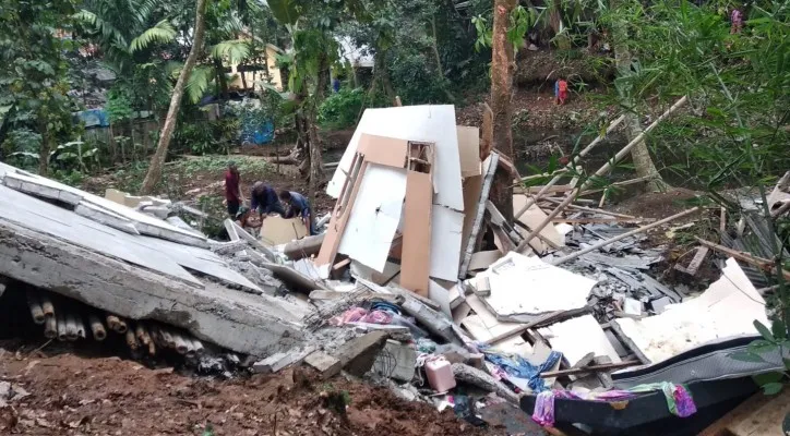 Seorang pria tewas akibat tertimpa reruntuhan bangunan rumahnya di Kampung Cikidang, Desa Cimulang, Rancabungur, Bogor. (foto: ist)