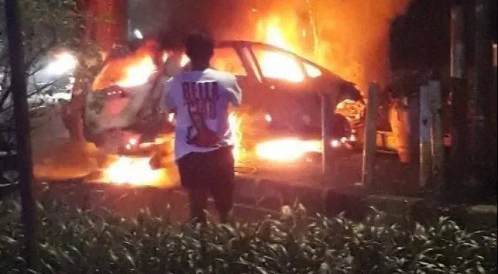 Mobil Honda Jazz terbakar setelah menabrak plang Starbuck Coffe di Jakarta Selatan, pada Kamis (17/3/2022) subuh. (Ist)