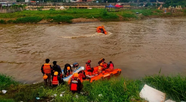 Petugas gabungan sedang lakukan operasi pencarian bocah tenggelam di kali BKB. (foto: ist)