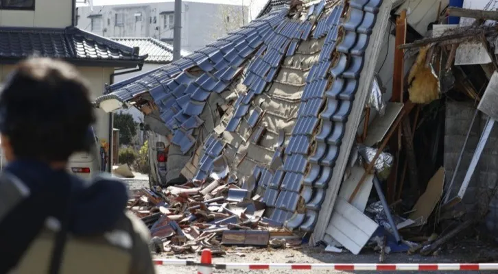 Gempa Jepang merusak beberapa rumah serta membuat kereta cepat Shinkansen tergelincir. (Foto: Kyodo)