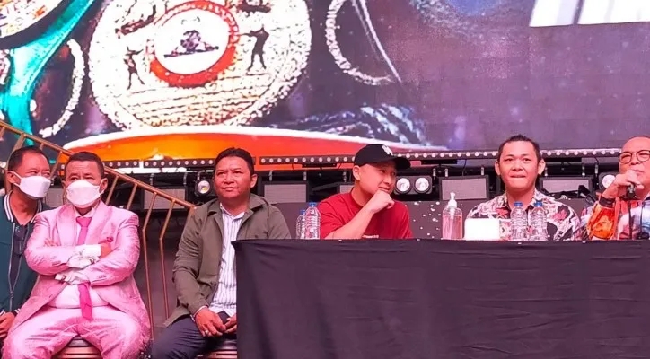 Dari kanan ke kiri, wartawan senior M Nigara, Promotor Tinju Armin Tan Jaya, Pengelola Holywings Ivan Tanujaya, Ketua Pengprov Pertina DKI Hengky Silatang dan Pengacara Hotman Paris Hutapea (foto/ist)