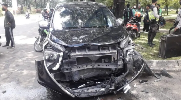 Mobil Mitsubishi Xpander hitam tampak ringsek setelah terlibat kecelakaan dengan pengendara Ojol di Harapan Indah Bekasi. (foto: ist).