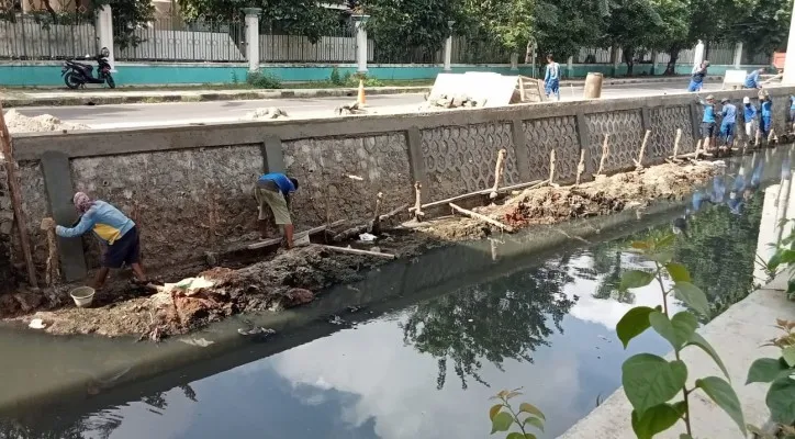 Proses pengerjaan perbaikan turap yang dilakukan oleh Satpel Dinas SDA di Kelapa Gading. (foto; ist)