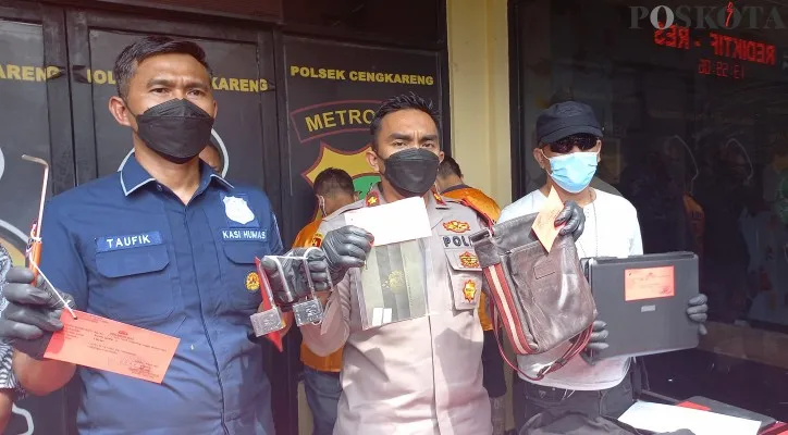 Kapolsek Cengkareng, Kompol Ardhie Demastyo (tengah) saat menggelar rilis media kasus pencurian ruko di Cengkareng, Jakarta Barat. (foto: poskota/pandi)