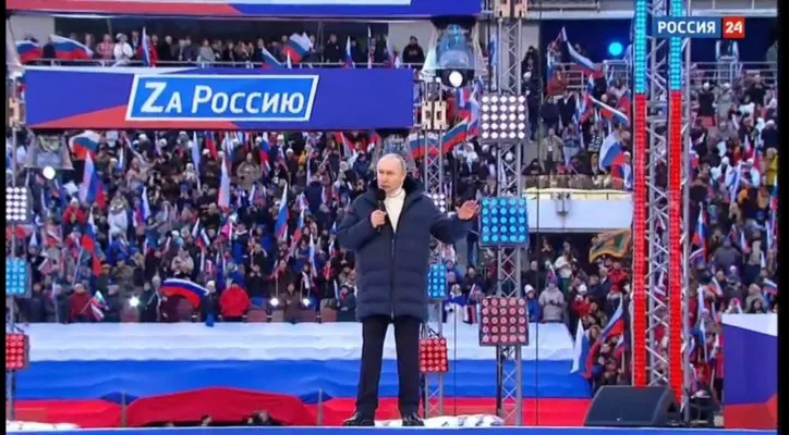 Presiden Rusia Vladimir Putin berpidato di lapangan Luzhniki, Moskow, di hapadan ribuan orang pendukungnya. (Foto: Twitter/Maxseddon)