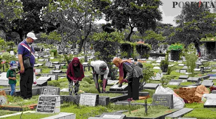 Jelang Ramadhan, warga mulai ramai untuk ziarah kubur di TPU Karet Bivak. (foto: poskota/ rika)