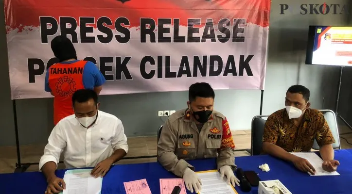 Polsek Cilandak mengungkap peredaran narkoba jenis sabu di kawasan Menteng Atas, Setiabudi, Jaksel. (foto: poskota/ novriadji)